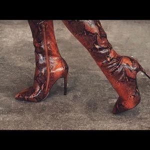 Women's boots NEW never worn